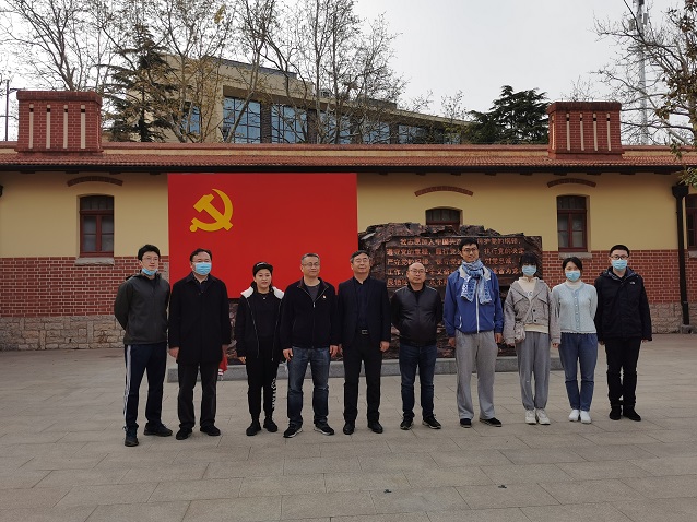 宣誓合影.jpg 宣誓合影.jpg